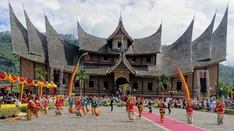 Wisata Tradisi: Menjaga Otentisitas dalam Komersialisasi Budaya