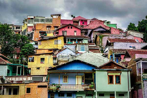Kampung Lokal Bertahan di Tengah Perkembangan Kota Modern