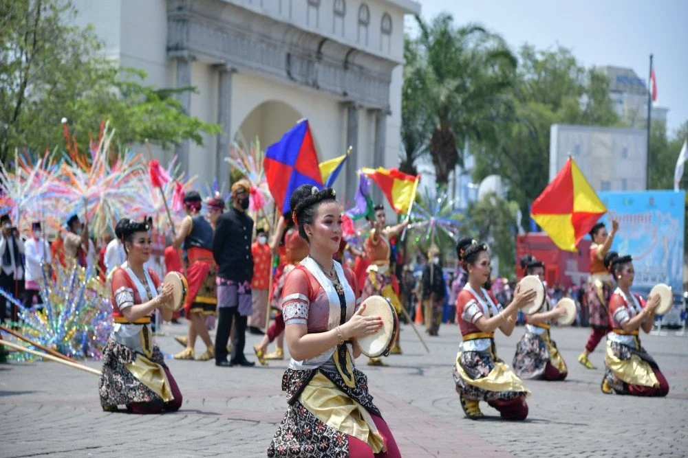 Tradisi di Tengah Kota: Bagaimana Upacara Adat Bertahan?